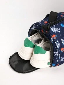 儿童时尚健身旅行包，适合体操、舞蹈、旅行、周末、瑜伽、学校、幼儿园、游泳、运动、露营、徒步旅行和更多户外活动。宽敞的设计可轻松满足您孩子的所有需求，重量轻，确保他们不会感到负担。 - 太空藏藍 - 查看 4