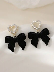 1 paire de boucles d'oreilles à tige avec un design de nœud en forme de cœur en velours et faux perles, nœud noir. Bijou de mode pour cadeau aux femmes, convient pour le Nouvel An, le Printemps, la Saint-Valentin, la Fête des Mères.
