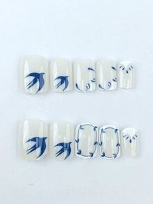 使用 24 件短形按压指甲改变您的指甲，简约优雅的蓝色飞鸟条纹瓷白色假指甲，简约优雅的蓝色燕子蓝色羽毛条纹假指甲，全覆盖假指甲，适合女性和女孩，包括 1 张粘性标签和 1 个迷你锉刀 - 藍色 - 查看 3