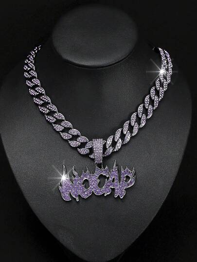 1 件新款时尚火字母“NO CAP”紫色水钻吊坠项链，复古风格适合男女日常佩戴