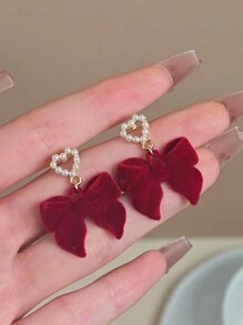 1 paire de boucles d'oreilles à tige avec un design de nœud en forme de cœur en velours et faux perles, nœud noir. Bijou de mode pour cadeau aux femmes, convient pour le Nouvel An, le Printemps, la Saint-Valentin, la Fête des Mères.