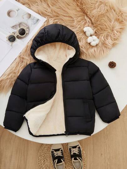 儿童抓绒耳朵装饰小熊连帽绗缝外套，保暖拉链羽绒服，适合冬季户外活动，男女童皆宜。口袋拉链装饰，修身短款休闲外套，窄胸设计，是寒冷天气里儿童必备的棉质羽绒服。经典简约的配色，更易搭配。请根据孩子的身高和胸围选择大一码的尺码。