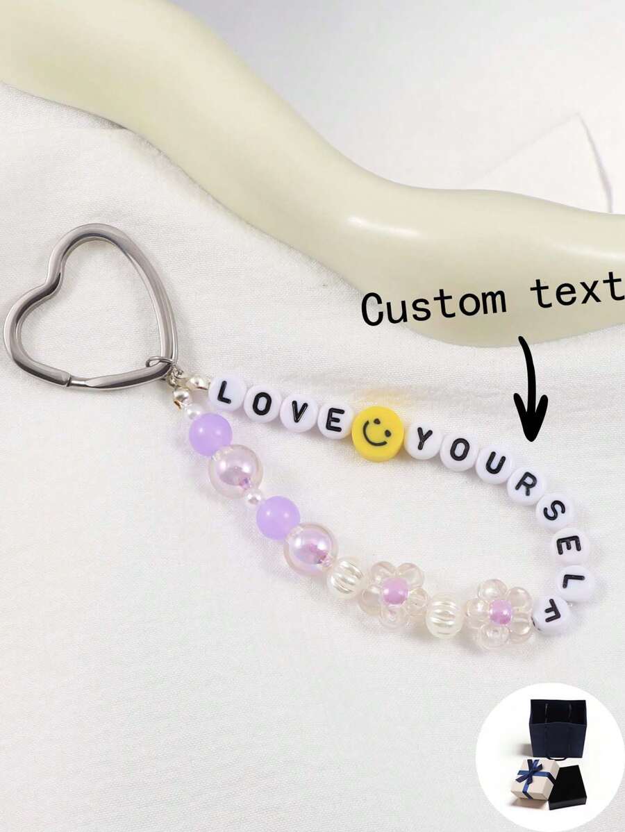 定制钥匙扣可爱卡通紫色系列字母珠钥匙圈吊坠，可定制姓名、口号、地点、日期、专辑名称、音乐会支持，适合生日、情人节、周年庆典、送给爸爸、妈妈、女朋友、男朋友、朋友的礼物 - 彩色 - 查看 1