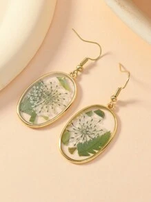 1 Pair Holiday Stylish White Dried Flower & Green Asymmetrical Oval Leaf Design Earrings, Suitable For Daily Wearing Valentines,Mom,Mother,Mother's Day,Gift