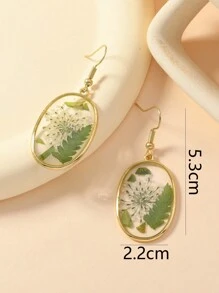 1 Pair Holiday Stylish White Dried Flower & Green Asymmetrical Oval Leaf Design Earrings, Suitable For Daily Wearing Valentines,Mom,Mother,Mother's Day,Gift