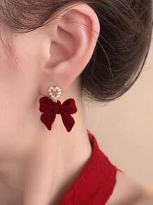 1 paire de boucles d'oreilles à tige avec un design de nœud en forme de cœur en velours et faux perles, nœud noir. Bijou de mode pour cadeau aux femmes, convient pour le Nouvel An, le Printemps, la Saint-Valentin, la Fête des Mères.