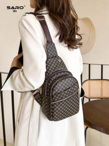 saroxi 男士休闲单肩包大容量斜挎包，可调节肩带，防刮耐磨，适合通勤和旅行，简约时尚，PVC 材质，送给男朋友的绝佳礼物圣诞节礼物万圣节圣诞节冬季秋季男士包斜挎包男士包笔记本电脑礼物时尚休闲感恩节钱包节日收纳包邮差包腰包腰带包骑行包腰包