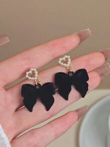 1 paire de boucles d'oreilles à tige avec un design de nœud en forme de cœur en velours et faux perles, nœud noir. Bijou de mode pour cadeau aux femmes, convient pour le Nouvel An, le Printemps, la Saint-Valentin, la Fête des Mères.