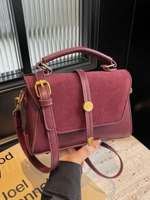 新款时尚经典金属扣装饰便携方包，配有可调节肩带，采用麂皮材质，酒红色翻盖设计，适合户外运动、通勤、购物、校园活动、短途旅行等多种场合。它是母亲节送给女性的最佳礼物，也是一款适合女士的新款秋季时尚麂皮包，适合新年佩戴。 - 酒紅色 - 查看 3