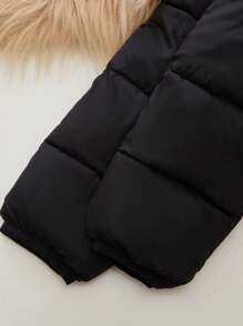 儿童抓绒耳朵装饰小熊连帽绗缝外套，保暖拉链羽绒服，适合冬季户外活动，男女童皆宜。口袋拉链装饰，修身短款休闲外套，窄胸设计，是寒冷天气里儿童必备的棉质羽绒服。经典简约的配色，更易搭配。请根据孩子的身高和胸围选择大一码的尺码。 - 黑色 - 查看 7