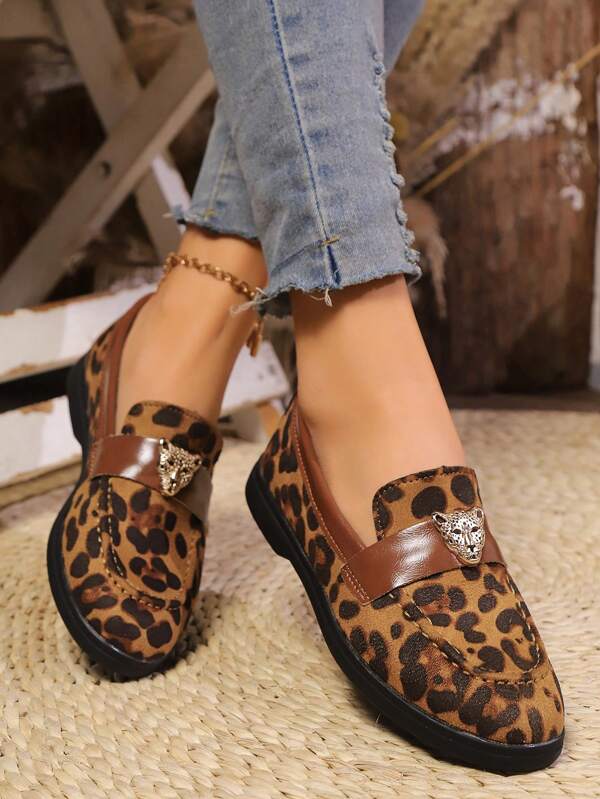 Mocassini da donna nuovi per autunno/inverno, in marrone e stampa leopardata, leggeri e con suola morbida, slip-on, casual e da esterno, design elegante con decorazione a testa di leopardo