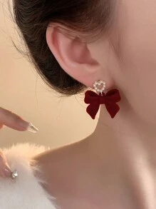 1 paire de boucles d'oreilles à tige avec un design de nœud en forme de cœur en velours et faux perles, nœud noir. Bijou de mode pour cadeau aux femmes, convient pour le Nouvel An, le Printemps, la Saint-Valentin, la Fête des Mères.