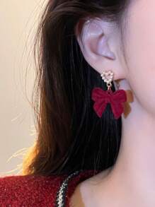 1 paire de boucles d'oreilles à tige avec un design de nœud en forme de cœur en velours et faux perles, nœud noir. Bijou de mode pour cadeau aux femmes, convient pour le Nouvel An, le Printemps, la Saint-Valentin, la Fête des Mères.