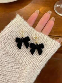 1 paire de boucles d'oreilles à tige avec un design de nœud en forme de cœur en velours et faux perles, nœud noir. Bijou de mode pour cadeau aux femmes, convient pour le Nouvel An, le Printemps, la Saint-Valentin, la Fête des Mères.
