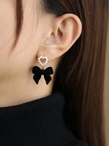 1 paire de boucles d'oreilles à tige avec un design de nœud en forme de cœur en velours et faux perles, nœud noir. Bijou de mode pour cadeau aux femmes, convient pour le Nouvel An, le Printemps, la Saint-Valentin, la Fête des Mères.