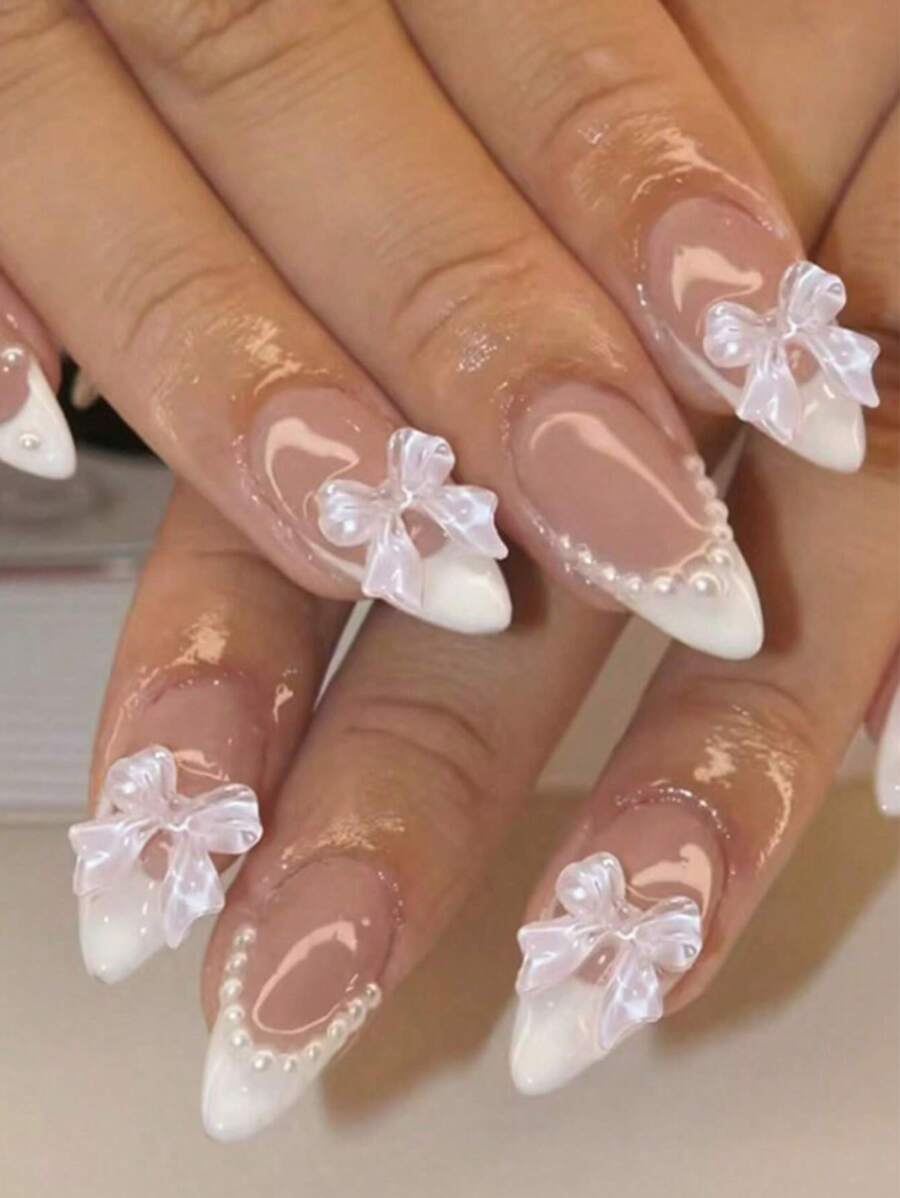 24 件杏仁形假指甲、白色法式蝴蝶结和珍珠设计假指甲套装，含 1 个指甲锉和 1 片指甲胶，适合女孩和女士 - 查看 1