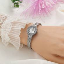 SOCENI 1pc Gold Sliver Luxury Women's Watch Embedded With Diamonds And Square Dial. It Can Be Worn On A Daily Basis, Or For Occasions Such As Parties, Holidays And Outings To Decorate The Wrist. It Is Water Resistant Up To 30m.