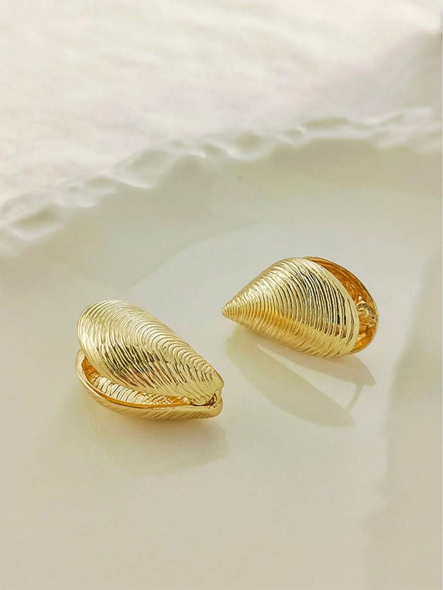 Một cặp hoa tai ren vỏ sò phổ biến của Châu Âu và Mỹ với phong cách kỳ nghỉ bãi biển và đại dương có thể mở được. Hoa tai với cảm giác cao cấp và sang trọng nhẹ nhàng phù hợp với trang phục hàng ngày của phụ nữ - Vàng - Xem 1