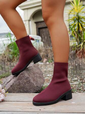 切尔西风格低帮时尚户外女士学生潮流夜店一脚蹬防滑透气纯色 3D 印花尖头中跟切尔西靴，搭配黑色裙子