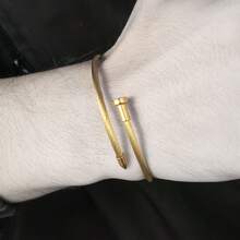 1 件简约不锈钢钉子手镯，适合日常佩戴