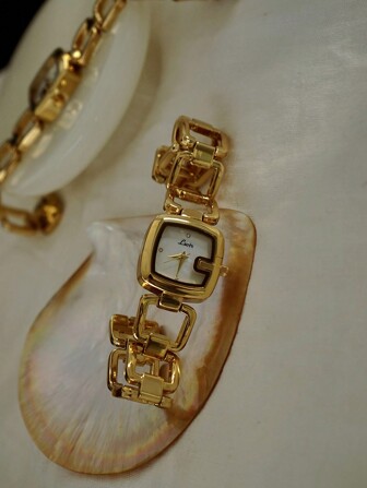 1 pieza Reloj de pulsera de mujer de moda elegante y de lujo con cuarzo, color plateado, correa de acero inoxidable, esfera de diamantes y nácar, diseño hueco, estilo retro elegante, resistente al agua, adecuado para uso casual, fiesta y regalo