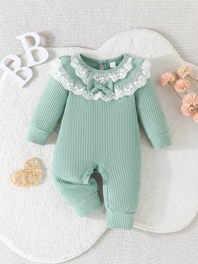 Dziewczęcy, swobodny, uroczy kombinezon z koronkowym kołnierzykiem i kokardką