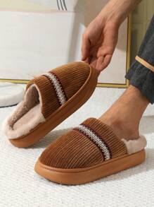 新款刺绣保暖舒适防滑男士家居拖鞋，适合秋冬季节