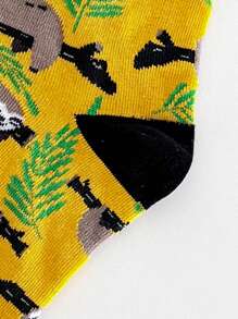 1 Pair Men's Yellow Retro Artistic Print Crew Socks, Casual & Breathable Mid Calf Socks