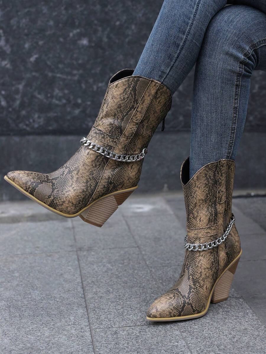 欧美风格棕色蛇纹西部靴，仿木鞋跟，链条装饰，随机面料纹理，女士时尚靴子 - 彩色 - 查看 1