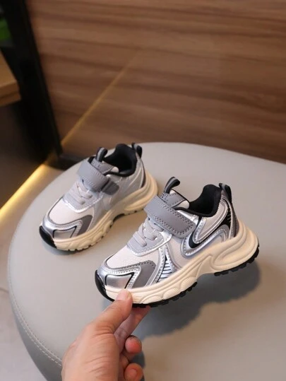 儿童篮球鞋/网球鞋一双，PU皮防水跑鞋，轻便儿童运动鞋，适合春、夏、秋、冬四季穿着。（尺码偏小，建议选购大一码）