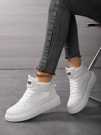 Nuevos zapatos de lona versátiles de media altura en color blanco para mujer, ideales para primavera/otoño, zapatos deportivos casuales, zapatillas de moda y multifuncionales, calzado para patinar
