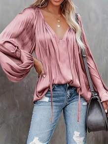 Blusa elegante da donna con colletto a cravatta, maniche a lanterna e arricciature