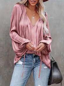 Blusa elegante da donna con colletto a cravatta, maniche a lanterna e arricciature