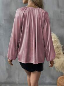 Blusa elegante da donna con colletto a cravatta, maniche a lanterna e arricciature