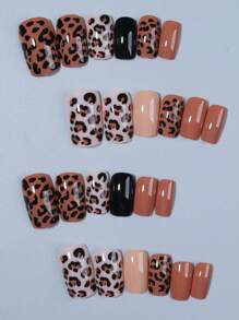 24片方形法式棕色豹纹美甲贴纸，提升您的时尚品味！完美适配亚克力美甲套装。内含1片果冻胶和1把指甲锉。豹纹美甲贴纸适合女性和女孩日常及派对使用。美甲用品 - 彩色 - 查看 3