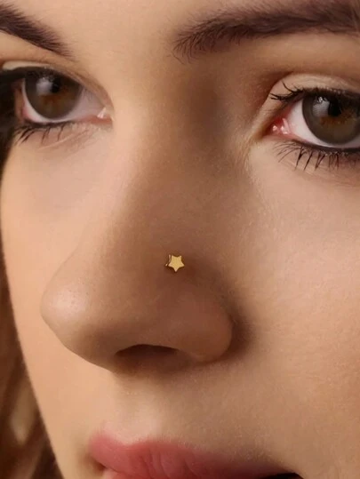 1 个光滑星形 L 形鼻钉，采用 S925 纯银材质制成，适合男女佩戴简单的鼻钉首饰