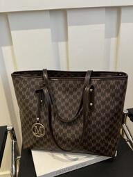 New Fashion Letter Print Large Capacity Handbag. Zipper Opening, Lightweight And Minimalist, With Metal Pendant Shoulder Strap. Suitable For Women's Daily Casual, Commuting, Work And Student Use, Essential Tote Bag For School And College, New Stylish Large Capacity Women Bag.