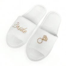 Dép xỏ ngón hở mũi thêu nhẫn kim cương và lông cừu san hô trắng cho cô dâu, đế EVA dày 5mm thoải mái, giày dùng một lần cho phù dâu/đám cưới - Dép trắng thêu vàng cô dâu và trang trí hoa văn nhẫn kim cương - Xem 1