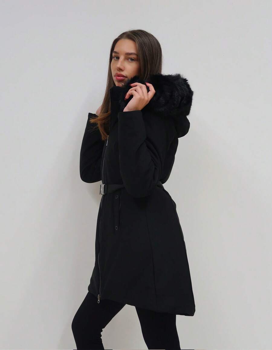 Abrigo de mujer con capucha, cuello de pelo extraíble y cintura ceñida.