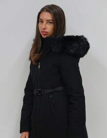 Abrigo de mujer con capucha, cuello de pelo extraíble y cintura ceñida.