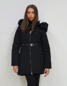 Abrigo de mujer con capucha, cuello de pelo extraíble y cintura ceñida.