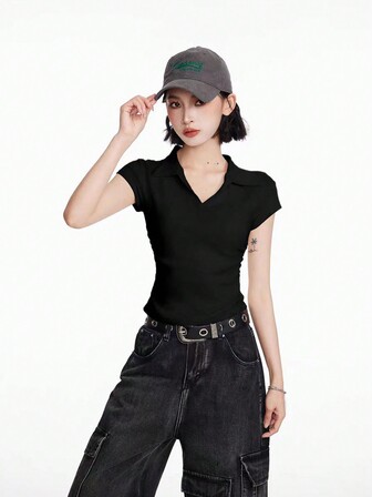 女式黑色 V 领常规肩短袖 T 恤，不对称设计 Polo 衫，夏季