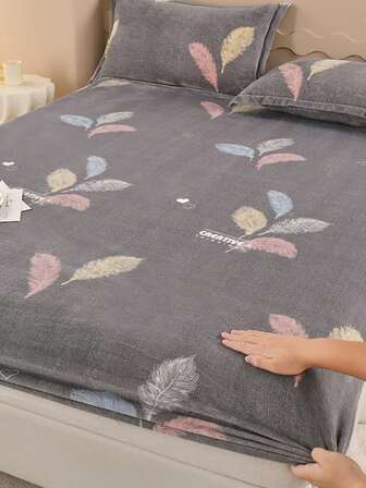 1 件灰色牛奶拉绒纯色床笠，彩色羽毛印花图案，厚实柔软的牛奶拉绒面料，舒适温暖，亲肤，可爱印花，360 度环绕，无甲醛，无荧光增白剂，透气吸湿排汗，质地柔软细腻，可水洗