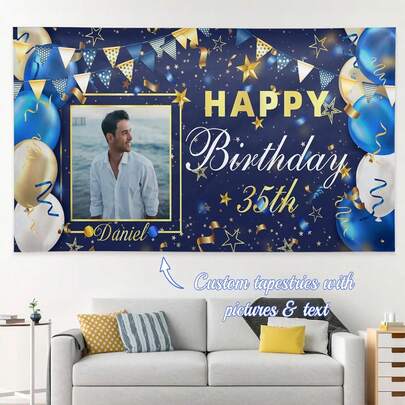 1 pièce Tapisserie murale personnalisée pour couple, famille, anniversaire entre amis. Style homme avec photo, ballons bleus, dorés, blancs, rubans et décorations de texte. Décoration pour fête d'anniversaire/salon/chambre/bureau, décoration murale, tapisserie personnalisée, drapeaux personnalisés, décoration de chambre, tapisserie, respirante, légère, lavable, mignonne, amoureuse, confortable, douce, simple, personnalisée, unique, pour lui, pour elle, petit ami, petite amie, papa, maman, famille, amis