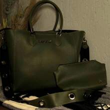 Electra Women's Bag Premium Line, Luxurious, Elegant, Everyday, Party, Dinner, Work, School, University, Travel. Zipper Closure, No Internal Lining, Medium/Large Bag, Synthetic PU, Crossbody Strap Detail, Smaller Strap, Toiletry Bag. Gaby Show - 綠色 - 查看 2