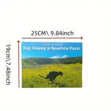 2025 年，狗会在涂有防水涂层的美丽墙壁上排便。每日概览，风景如画的环境中幽默的狗排便。每月网格页面，年度计划 - 彩色 - 查看 3