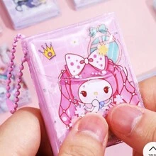 Sanrio Fließend Sand Entspannungshandbuch mit Aufklebern Mini Notizbuch für Studenten zum Mitnehmen, süße Erinnerungsstücke teilende Bohnen Notizbuch (zufälliger Stil)(kleine Zubehörteile zufällig)
