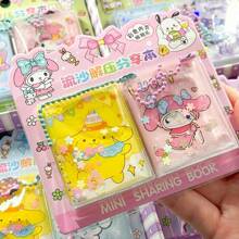 Sanrio Fließend Sand Entspannungshandbuch mit Aufklebern Mini Notizbuch für Studenten zum Mitnehmen, süße Erinnerungsstücke teilende Bohnen Notizbuch (zufälliger Stil)(kleine Zubehörteile zufällig)