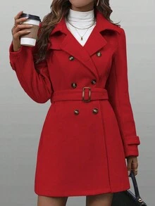 Klasyczny damski płaszcz dwurzędowy z kołnierzem w kolorze czerwonym na jesień/zimę. Pasek w talii, kieszenie. Średniej długości. Ciepła, mieszana tkanina. Odzież wierzchnia.