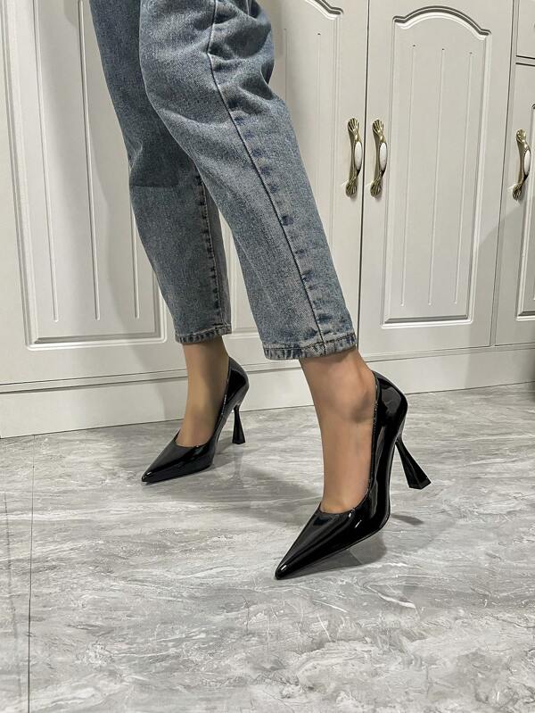 Sapatos de salto alto super alto de couro envernizado preto feminino, bico , salto agulha baixo, estilo vamp